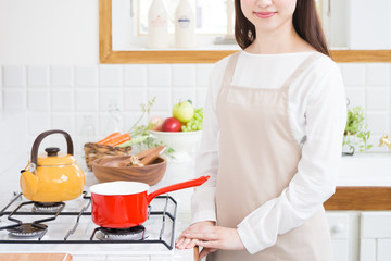 女性　主婦　キッチン　