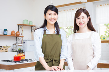 女性　主婦　キッチン