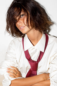 Bellissima ragazza sensuale con la camicia 