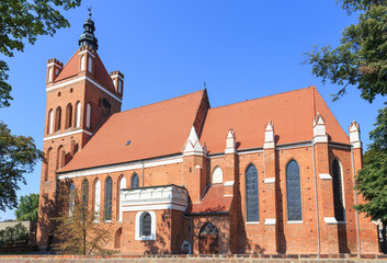 Fototapeta na wymiar Kościół św. Katarzyny w Golubiu - Dobrzyniu na Kujawach, wybudowany z czerwonej cegły w stylu gotyckim w XIV wieku