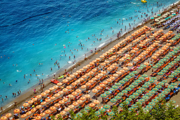 Luftbild von Touristen an einem Strand in Positano, Italien