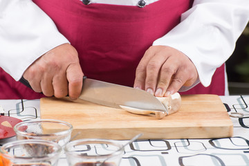 Obraz na płótnie Canvas Chef slicing eringi for cooking