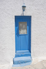 Blaue Haustüre im Dorf Lipsi, auf der Insel Lipsi, Dodekanes, Griechenlnad