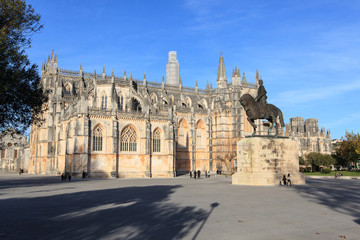Fototapeta premium Batalha Monastery (the Monastery of Saint Mary of the Victory) and statue of Nuno Alvares Pereira, Portugal 