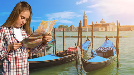 Obraz premium Girl with map in hand near the gondola in Venice. Italy, Europe