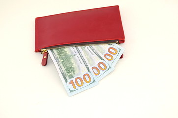 Несколько долларовых купюр в красном женском кошельке 