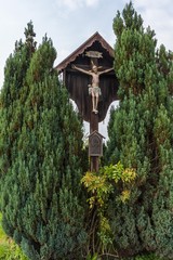 Wegkreuz mit Lebensbäumen bei Rosenheim in Bayern