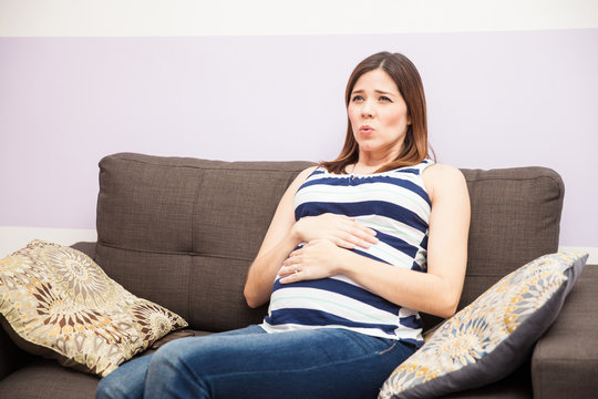 Woman with braxton hicks contractions