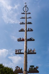 Traditioneller Maibaum in Aising bei Rosenheim