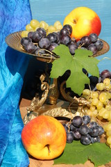 Naklejka na ściany i meble Obstschale mit Weintrauben und Äpfeln