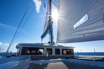 Żeglowanie jachtem w piękny słoneczny dzień © Marek AGInt