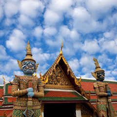 Fototapeta premium Gigantyczny demon (Yaksha) strzegący wyjścia do Wielkiego Pałacu w Bangkoku w Tajlandii