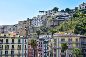 Fototapeta na wymiar Napoli, Italia. Vista dei palazzi Via Antonio Gramsci. 