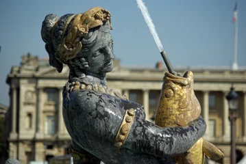 No drill roller blinds Fountain Statue de la fontaine des Mers place de la Concorde à Paris, France