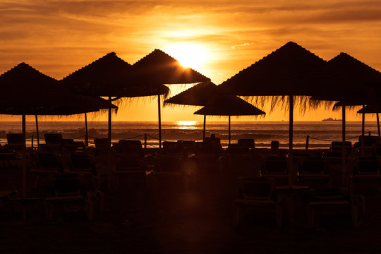 Plaża nad oceanem z widokiem zachodu słońca © Marek AGInt