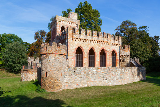 Die Mosburg, eine künstliche Ruine im Biebricher Schlosspark, Wiesbaden. (September 2016)