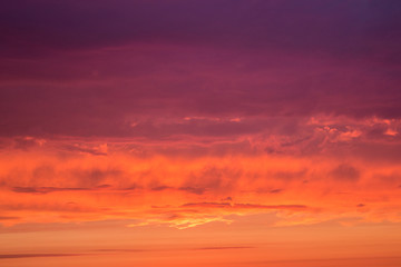 Himmel bei Sonnenuntergang lila Wolken