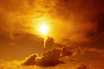 Słoneczny złocisty rozbłysk między chmurami - obrazy, fototapety, plakaty