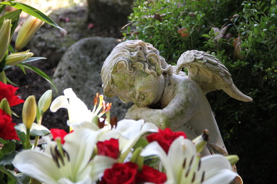 Friedhofsengel zwischen Blumen