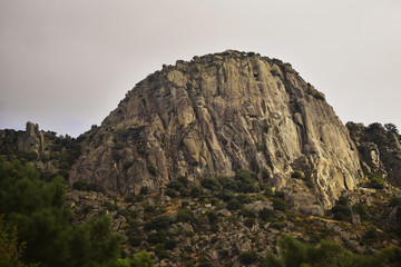 Pico de la Miel, en la Sierra de la Cabrera, de 1.392 m 2 y su longitud es de aproximadamente cuatro kilómetros. Pertenece a la Comunidad de Madrid. España