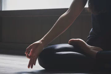 Rolgordijnen Vrouw die yoga beoefent in verschillende poses © SianStock