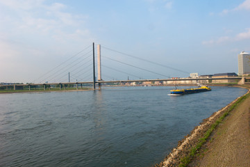 Fototapeta na wymiar Rhein bei Düsseldorf mit Rheinbrücke und Schiff