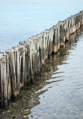 Alte Buhnen an der Ostsee, Schleswig-Holstein, Küstenschutz