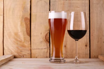 Foto op Plexiglas Alcohol Bier versus wijn