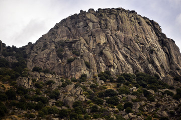 Pico de la Miel, en la Sierra de la Cabrera, de 1.392 m 2 y su longitud es de aproximadamente cuatro kilómetros. Pertenece a la Comunidad de Madrid. España