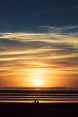 Romantyczny zachód słońca na plaży z widokiem na ocean 