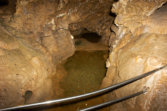 Tropfsteinh&ouml;hle