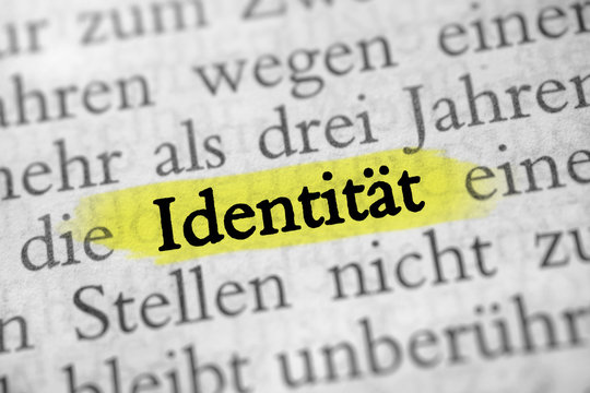 Identität - Text mit gelber Markierung