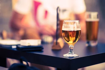 Crédence de cuisine en verre imprimé Bar Glass of Beer on a Table