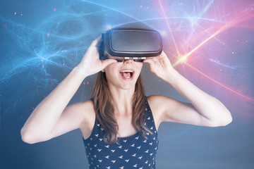 Frau nutzt Virtual Reality - obrazy, fototapety, plakaty