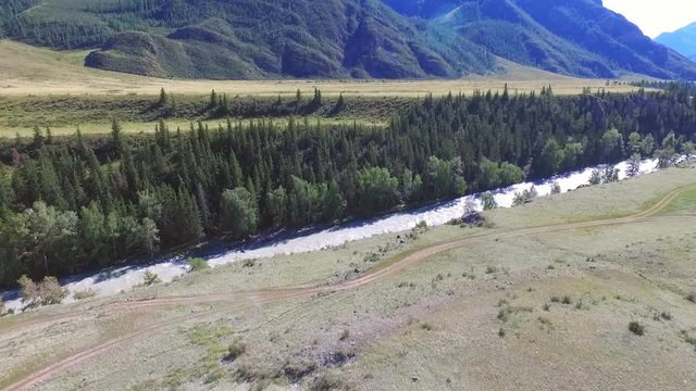 подъем над горной местностью в долине реки 