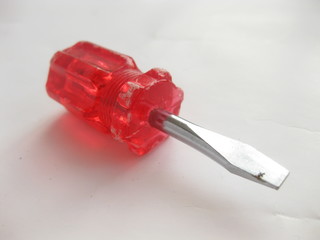 Destornillador de punta plana.