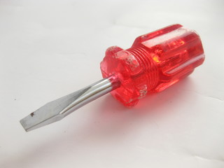 Destornillador de punta plana.