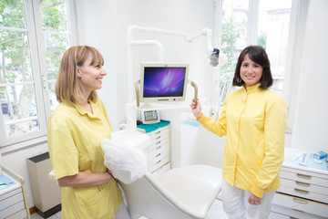 Due bellissime dottoresse studio dentistico 