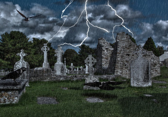 Vecchio cimitero con corvi e temporale al crepuscolo