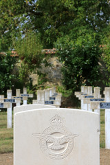 Royal Air Force. Tombes de guerre Commonwealth. Cimetière militaire Français comprenant 328 tombes de Columériens, d'Anglais, Hollandais et d'Africains morts pour la France en 1914-1918..