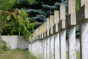 Commonweatlth war Graves. Tombes de guerre Commonwealth. Cimetire militaire Franais comprenant 328 tombes de ColumŽriens, d'Anglais, Hollandais et d'Africains morts pour la France en 1914-1918.