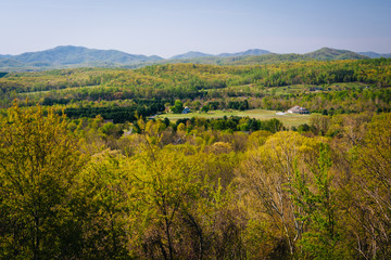 Obraz premium Spring view of the Appalachian Mountains from an overlook on I-6