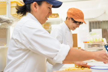 日本のパン屋さんで働く日本人女性パン職人