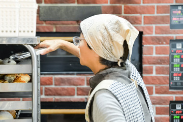 日本のパン屋さんで働く日本人女性パン職人