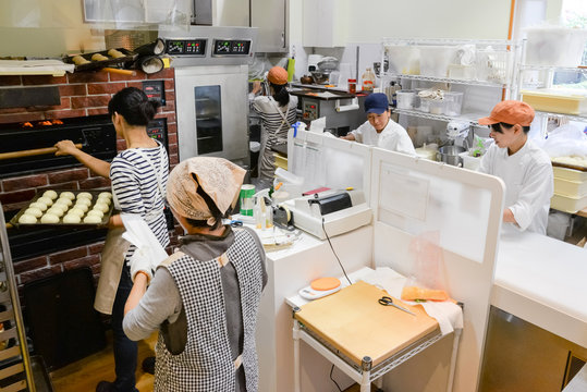 日本のパン屋さんで働く日本人女性パン職人