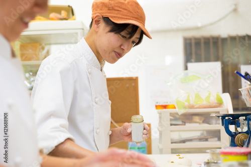 日本のパン屋さんで働く日本人女性パン職人 Adult Poster Adu Kav