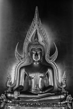 black and white of Phra Buddhajinaraja image in Wat Benchamaboph