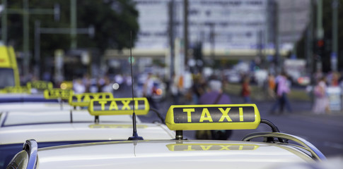 Taxis warten auf Fahrgäste in einer großen Stadt