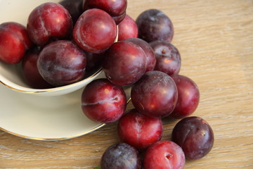 Schale mit Pflaumen