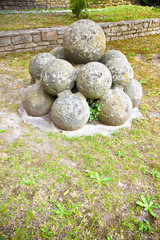 Fototapeta na wymiar Medieval stone cannonballs of Vicopisano Castle (Italy - Tuscany - Pisa)